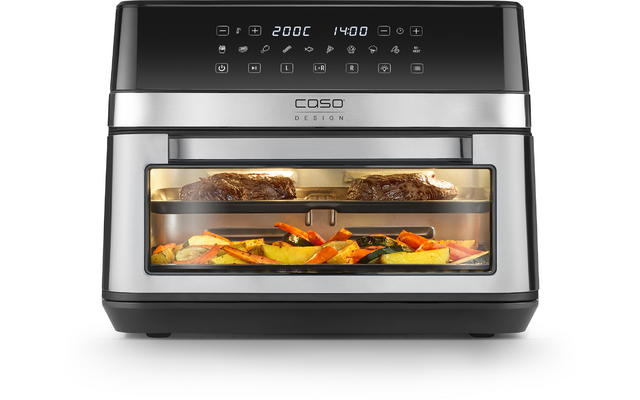 RVS compacte oven met digitaal display, twee niveaus: boven twee stukken vlees, onder geroosterde groenten, glazen deur met binnenverlichting