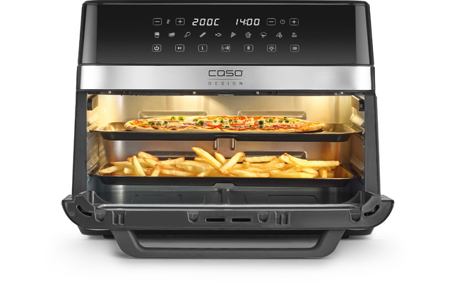 Open oven met merk "CASO", digitale display en twee bakplaten: boven pizza, onder frieten