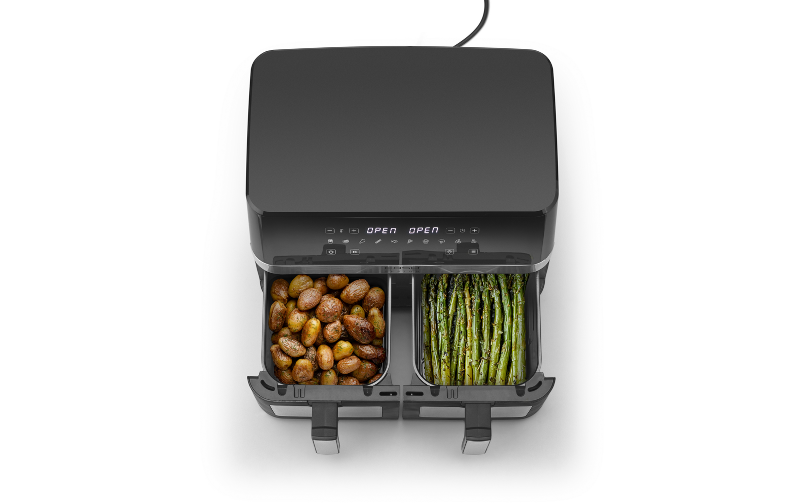 Zwart keukenapparaat met twee uitgetrokken vakken; links licht gebruinde kleine aardappelen, rechts groene asperges met bruining; digitaal display boven en netsnoer zichtbaar