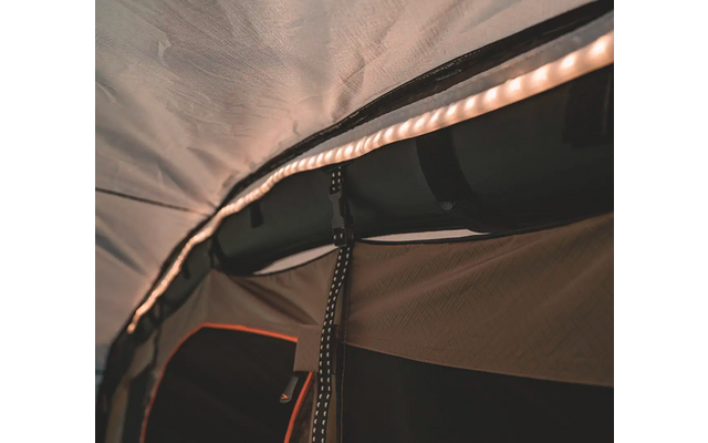 Innenraum eines Zeltes mit geöffnetem Fenster und sichtbarem Reißverschluss