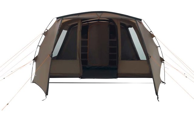 Aufgebaute, große Campingzelttür mit geöffneten Fensterklappen auf beiden Seiten