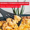 Spatule noire fendue soulève des morceaux alimentaires dorés et friables dans une poêle; en haut à gauche bannière rouge avec texte allemand en blanc 'MINIMALE VERBRENNUNGSGEFAHR' et 'Keine Hitzeübertragung'; plante verte floue en arrière-plan