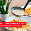Louche versant une sauce claire dans un bol blanc de riz avec petits dés de légumes orange-rouge, second bol flou à l'arrière-plan, deux pots blancs avec plantes vertes sur une surface en bois, bandeau rouge avec texte blanc HITZEBESTÄNDIG BIS 210°C Hochwertiger Kunststoff