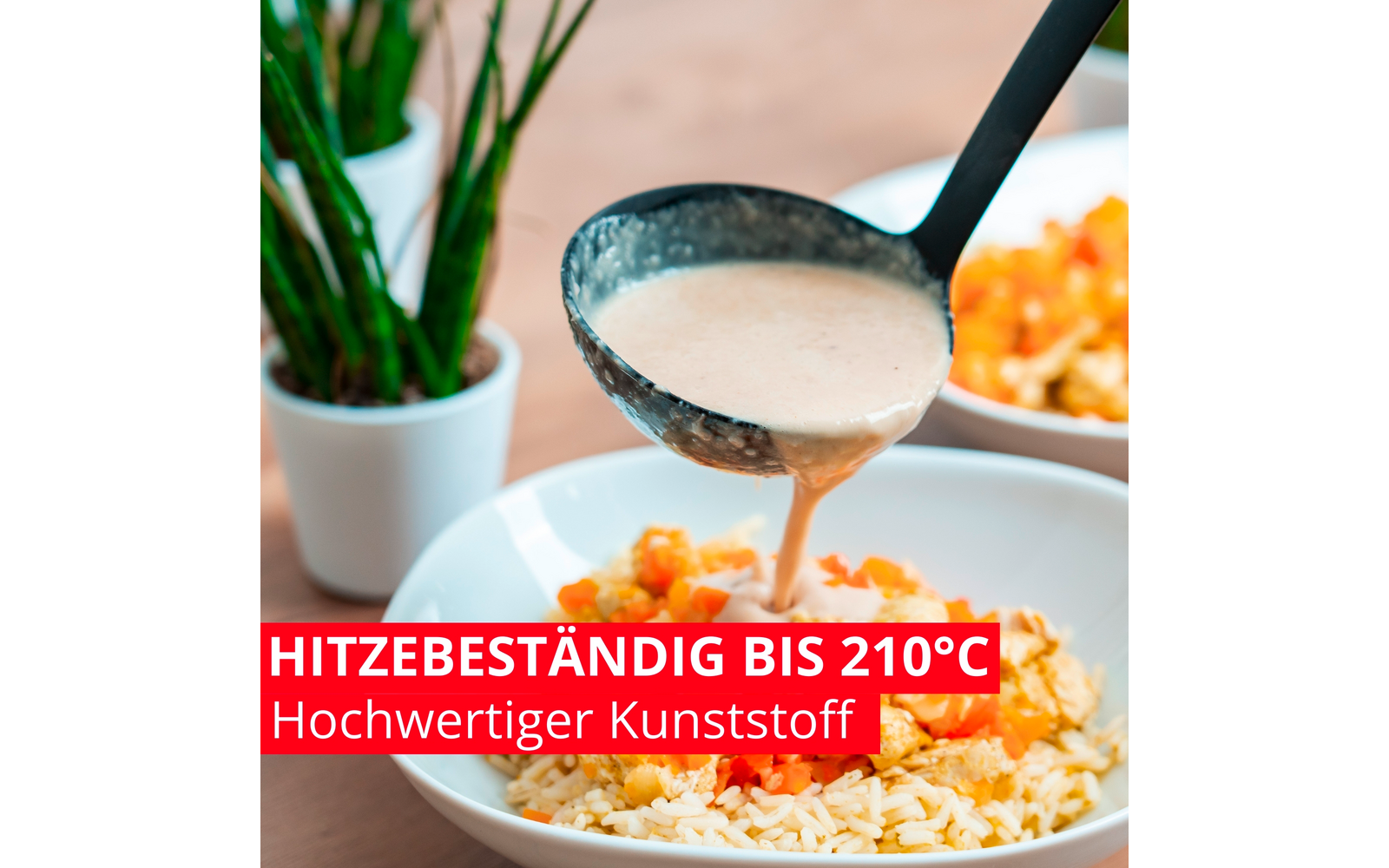 Louche versant une sauce claire dans un bol blanc de riz avec petits dés de légumes orange-rouge, second bol flou à l'arrière-plan, deux pots blancs avec plantes vertes sur une surface en bois, bandeau rouge avec texte blanc HITZEBESTÄNDIG BIS 210°C Hochwertiger Kunststoff