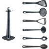 Support noir avec six ustensiles de cuisine noirs alignés : spatule ajourée, écumoire, presse-purée, louche, cuillère à spaghetti et cuillère de service