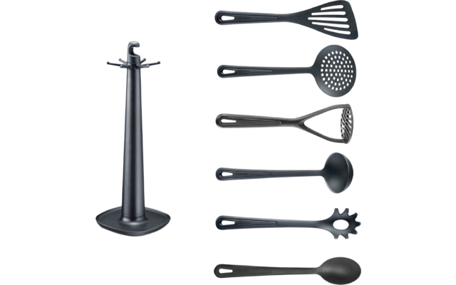 Support noir avec six ustensiles de cuisine noirs alignés : spatule ajourée, écumoire, presse-purée, louche, cuillère à spaghetti et cuillère de service