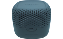 Pequeño altavoz azul con patrón perforado y puerto USB