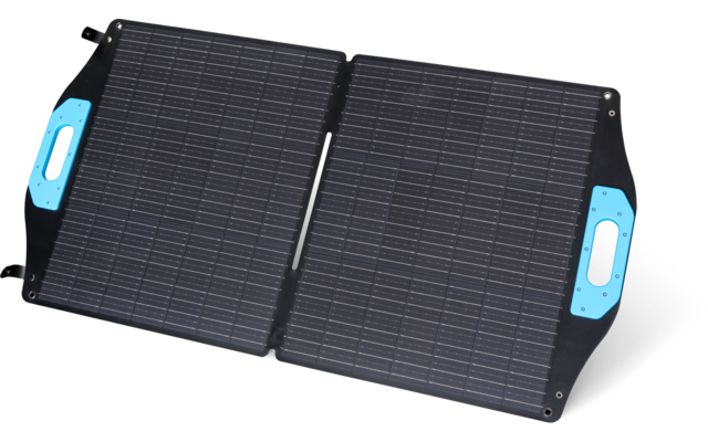 Zwei zusammenklappbare Solarpaneele mit dunklen Solarzellen und blauen Griffen auf weißem Hintergrund
