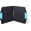 Zwei schwarze, aufgeklappte Solarpanel-Module mit rasterförmigen Zellen und blauen Tragegriffen an den Außenseiten, auf weißem Hintergrund