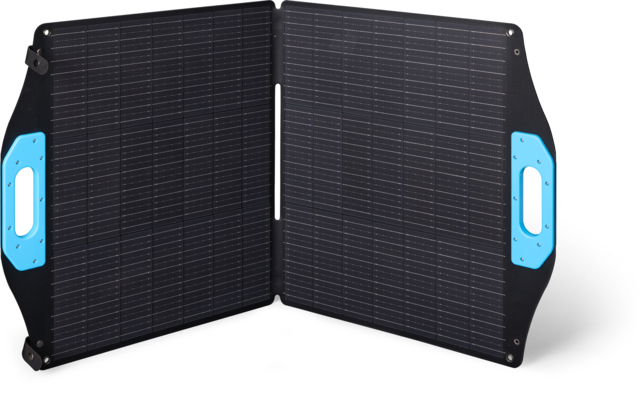 Zwei schwarze, aufgeklappte Solarpanel-Module mit rasterförmigen Zellen und blauen Tragegriffen an den Außenseiten, auf weißem Hintergrund