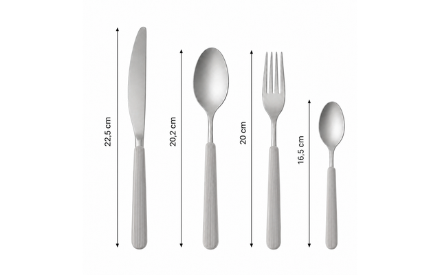Vier zilverkleurige bestekdelen naast elkaar: mes 22.5 cm, grote lepel 20.2 cm, vork 20 cm, kleine lepel 16.5 cm; dubbele pijlen met lengteaanduidingen boven elk stuk