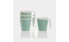 Quatre tasses en céramique turquoise avec anses blanches sur fond blanc ; trois empilées à gauche, une séparée à droite, légère réflexion
