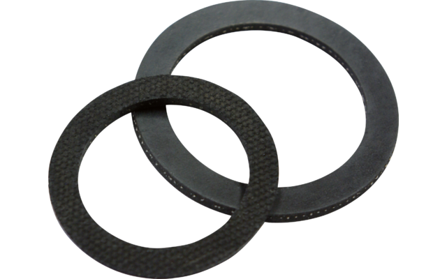 Zwei dunkle, flache Ringe, einer mit strukturierter Oberfläche, der andere glatt, überlappend auf weißem Hintergrund