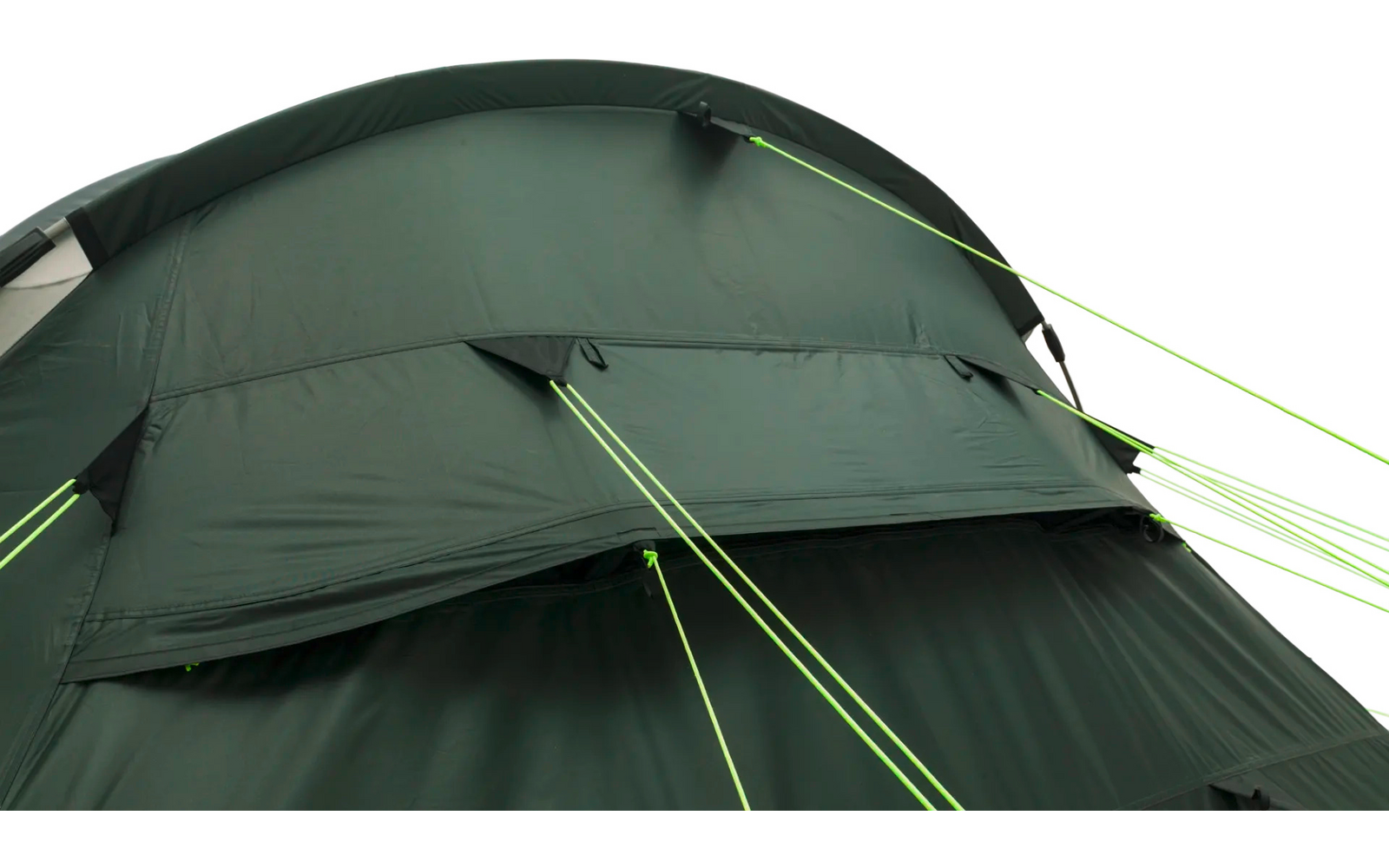 Bovenste deel van een donkergroene tent met gespannen neon‑geelgroene scheerlijnen op een witte achtergrond