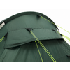 Close-up van een donkergroen tentdoek met een geopende ventilatieklep, neongele scheerlijnen en een gebogen tentstok tegen een witte achtergrond