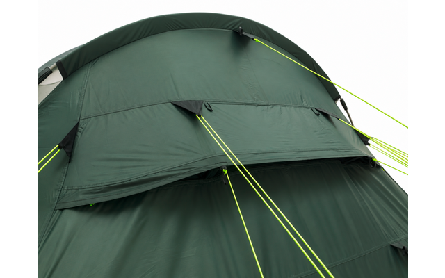 Close-up van een donkergroen tentdoek met een geopende ventilatieklep, neongele scheerlijnen en een gebogen tentstok tegen een witte achtergrond