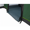 Groene en zwarte tent met een uitgeklapt grijs grondzeil bij de opening, zichtbare ritssluiting en bevestigingsriem