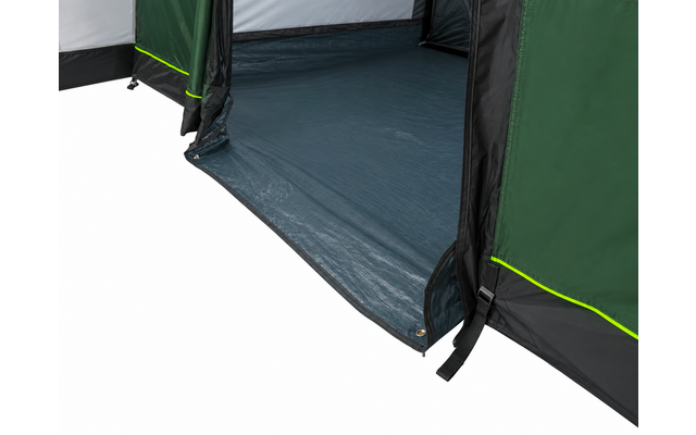 Groene en zwarte tent met een uitgeklapt grijs grondzeil bij de opening, zichtbare ritssluiting en bevestigingsriem