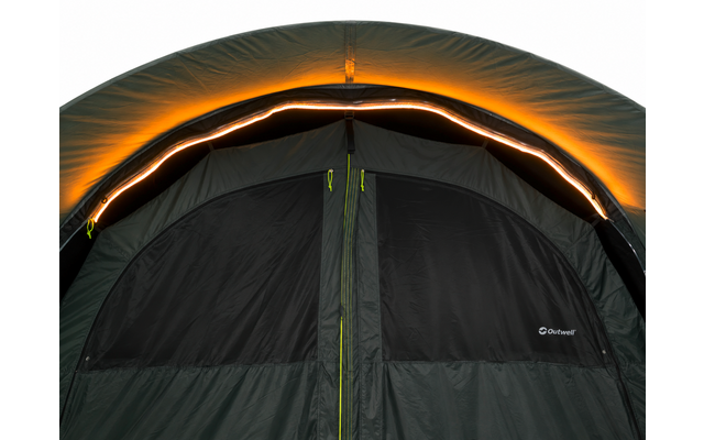 Tentingang met gesloten donkergroene ritdeur, twee panelen, gele ritslussen, warme oranje LED-strip langs de gewelfde plafondboog, 'Outwell'-logo op het rechterpaneel