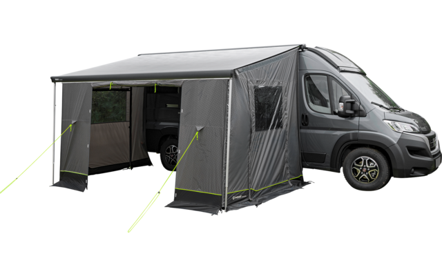 Graues Wohnmobil mit angebrachtem grauem Vorzelt an der rechten Seite, Vorzelt mit transparenten Fenstern und neongrünen Abspannleinen