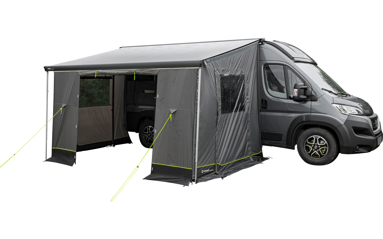 Graues Wohnmobil mit angebrachtem grauem Vorzelt an der rechten Seite, Vorzelt mit transparenten Fenstern und neongrünen Abspannleinen