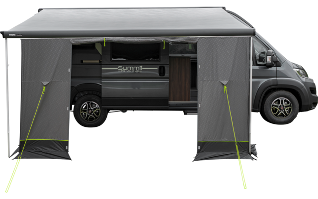 Grau geparkter Wohnmobil-Transporter mit ausgezogenem rechteckigem Markisendach und zwei grauen Seitenwänden, geöffnete Seitentür mit Blick auf Innenraum, sichtbares Rad und neongrüne Abspannleinen