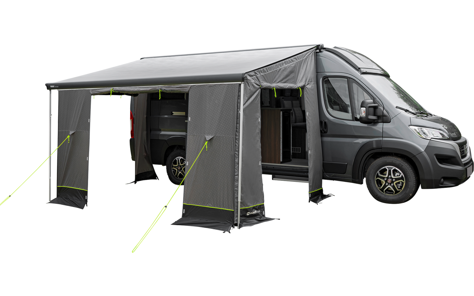 Graues Wohnmobil/Kastenwagen mit ausgefahrener grauer Markise/Vorzelt, drei seitliche Zeltwände, fluoreszierend grüne Abspannleinen und geöffneter Übergang zum Innenraum