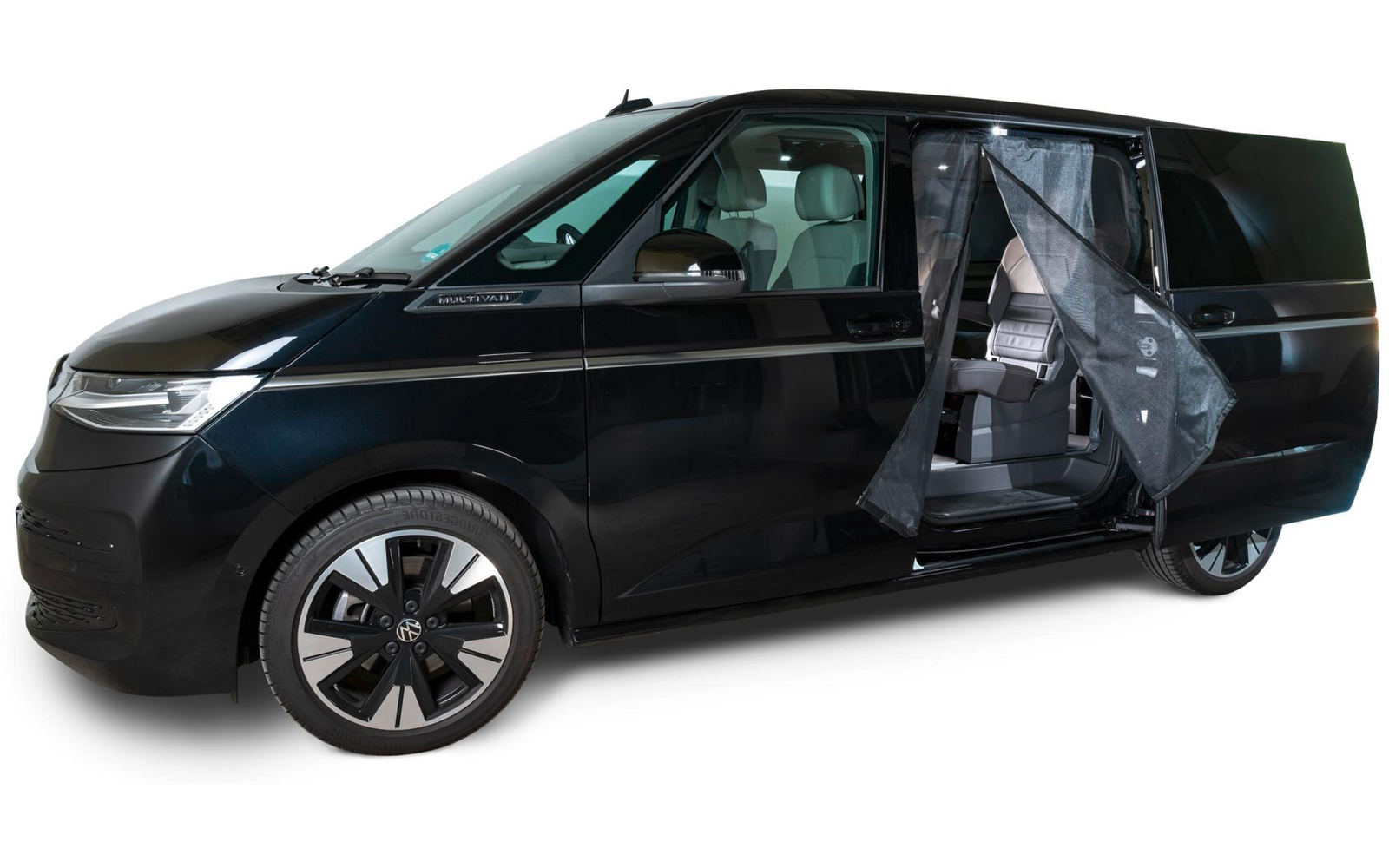 Schwarzer Van mit geöffneter Schiebetür und sichtbarem Inneren