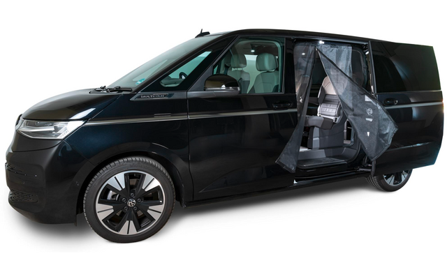 Schwarzer Van mit geöffneter Schiebetür und sichtbarem Inneren