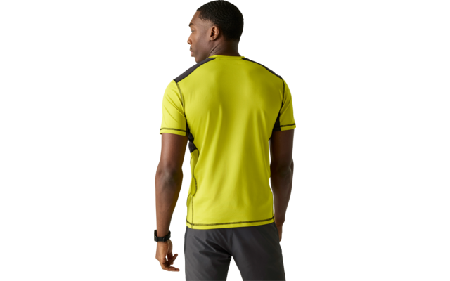 Person von hinten, trägt leuchtend gelb-grünes kurzärmeliges Sportshirt mit schwarzen Details und dunkle Shorts, linker Handgelenk mit Smartwatch, heller Hintergrund