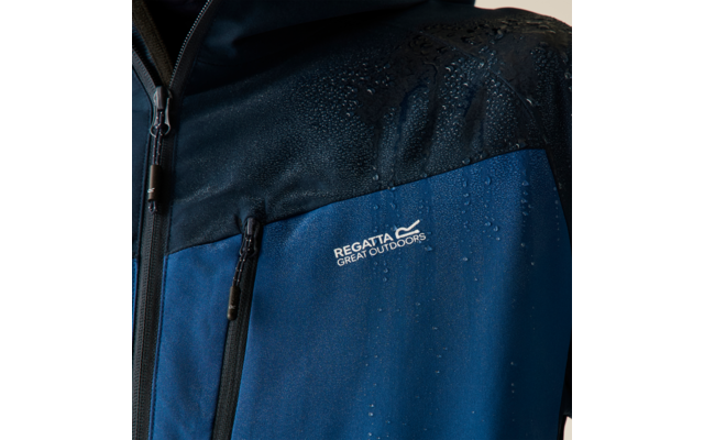 Nahaufnahme des oberen Teils einer blau-schwarzen Jacke mit Wasserperlen, zwei Reißverschlüssen und dem Schriftzug 'Regatta Great Outdoors'