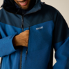 Oberkörper einer Person in blau-dunkelblauer Outdoorjacke, Hand in Reißverschluss-Brusttasche, weißes Logo 'Regatta', unterer Teil des Gesichts sichtbar