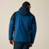 Person von hinten, trägt blaue Kapuzenjacke und dunkle Hose, Hände an den Seiten, heller einfarbiger Hintergrund