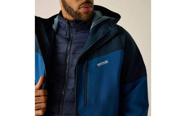 Unteres Gesicht und Oberkörper, gesteppte Innenjacke unter blauer Außenjacke mit Regatta-Logo; Hand an Reißverschluss