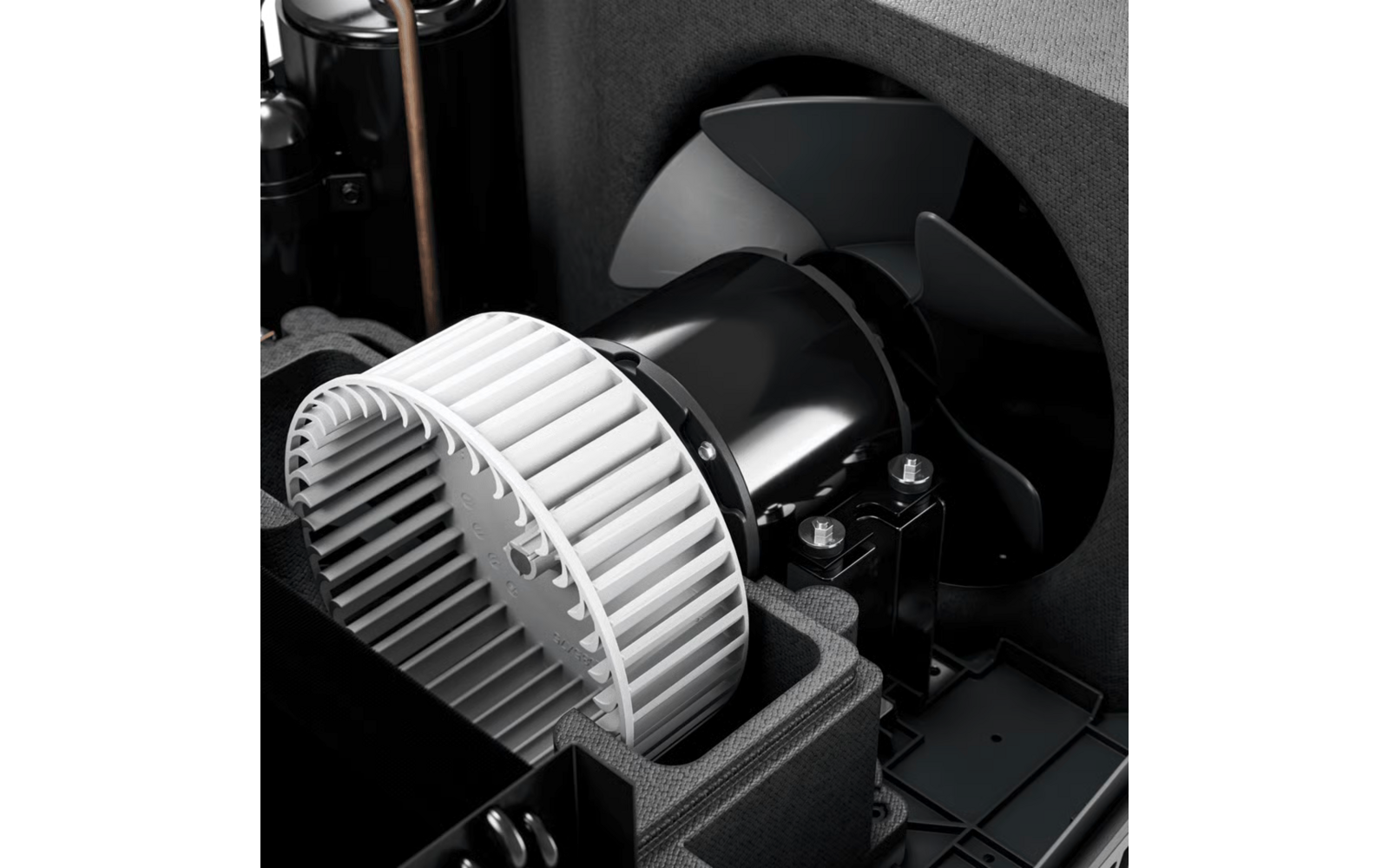 Weißes, zylindrisches Rad mit schmalen Lamellen neben schwarzem Zylinder und dreiblättrigem schwarzem Propeller in schwarzer Kunststoff‑/Schaumstoffeinlage, sichtbare Metallbolzen