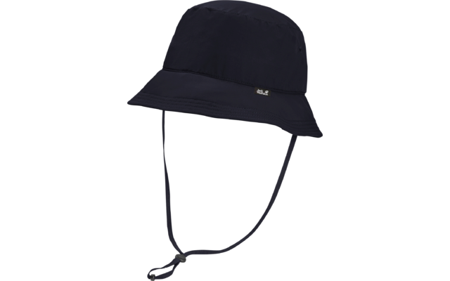 Dunkelblauer Hut mit rundem Kopfteil, breiter Krempe, Kinnband mit verstellbarem Stopper und kleinem silbernem Rechteckanhänger am vorderen Rand