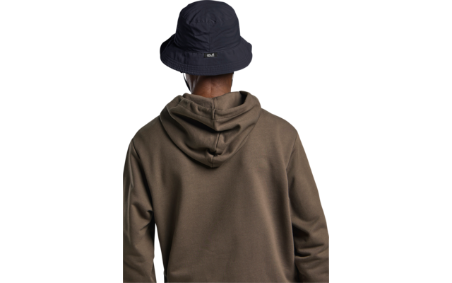 Rückenansicht einer Person mit dunkelblauem Anglerhut und olivgrünem Kapuzenpullover