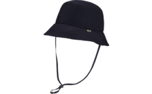 Dunkelblauer Hut mit rundem Kopfteil, breiter Krempe, Kinnband mit verstellbarem Stopper und kleinem silbernem Rechteckanhänger am vorderen Rand