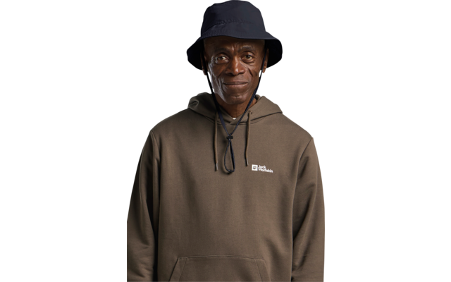 Person mit dunkelblauem Anglerhut mit Kinnriemen und braunem Kapuzenpullover mit Kängurutasche und kleinem weißen Logo, frontal auf weißem Hintergrund