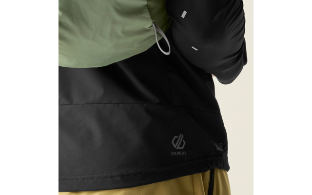 Nahaufnahme des Rückens mit schwarzer Jacke, sichtbarem 'DARE 2B'-Logo, grünem Textilstück über der Schulter, grauer Kordelschlaufe und gelben Hosen