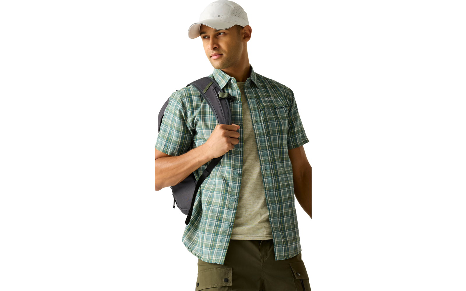 Mann mit weißer Kappe, grünes kariertes Kurzarmhemd über T‑Shirt, Rucksackriemen über einer Schulter, Blick nach links