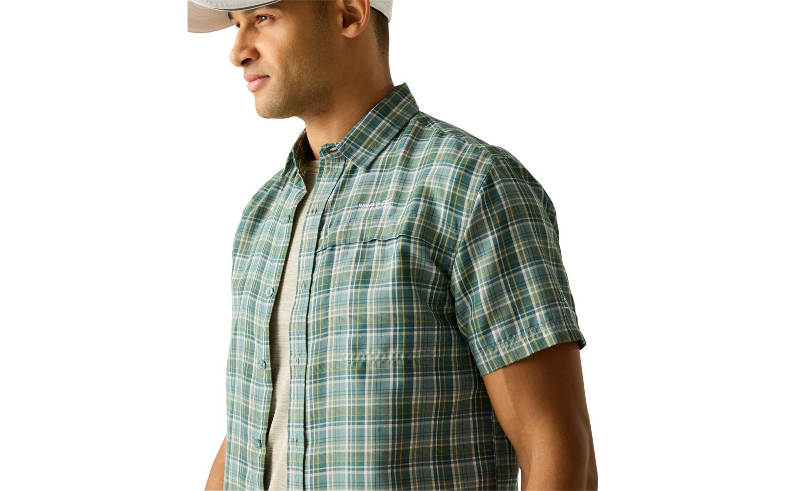 Person im Halbprofil, sichtbar von Kopf bis Hüfte, trägt kariertes grünes Kurzarmhemd über hellgrauem T‑Shirt und helle Schirmmütze