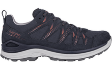 Dunkelblauer Schnürschuh in Seitenansicht nach rechts, mit grauer profilierter Sohle und Fersenschlaufe