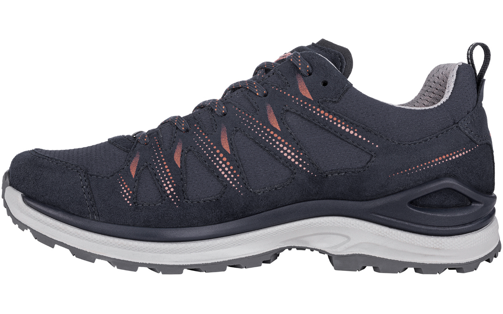 Dunkelblauer Wanderschuh, Seitenansicht, graue Profilsohle, Schnürsenkel, orangefarbene Ziernähte und Fersen-Zugschlaufe