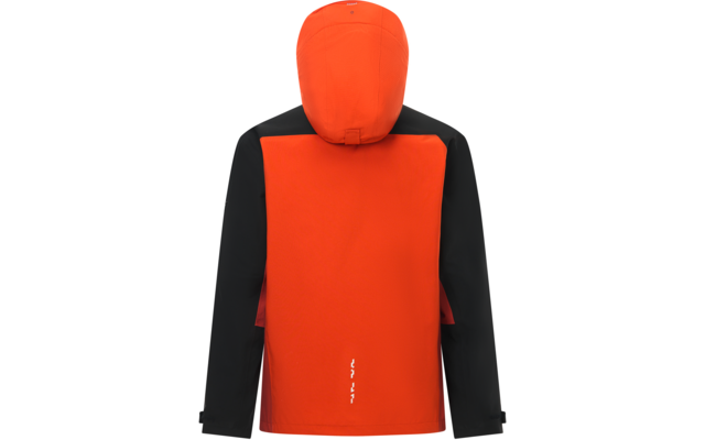 Rückenansicht einer Jacke mit orangefarbener Rückenpartie und Kapuze, schwarzen Ärmeln und Schultern, kleinem vertikalem weißen Aufdruck unten mittig