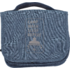 Neceser azul con asa y texto ‚CAMP WASH SLEEP REPEAT‘, medidas visibles