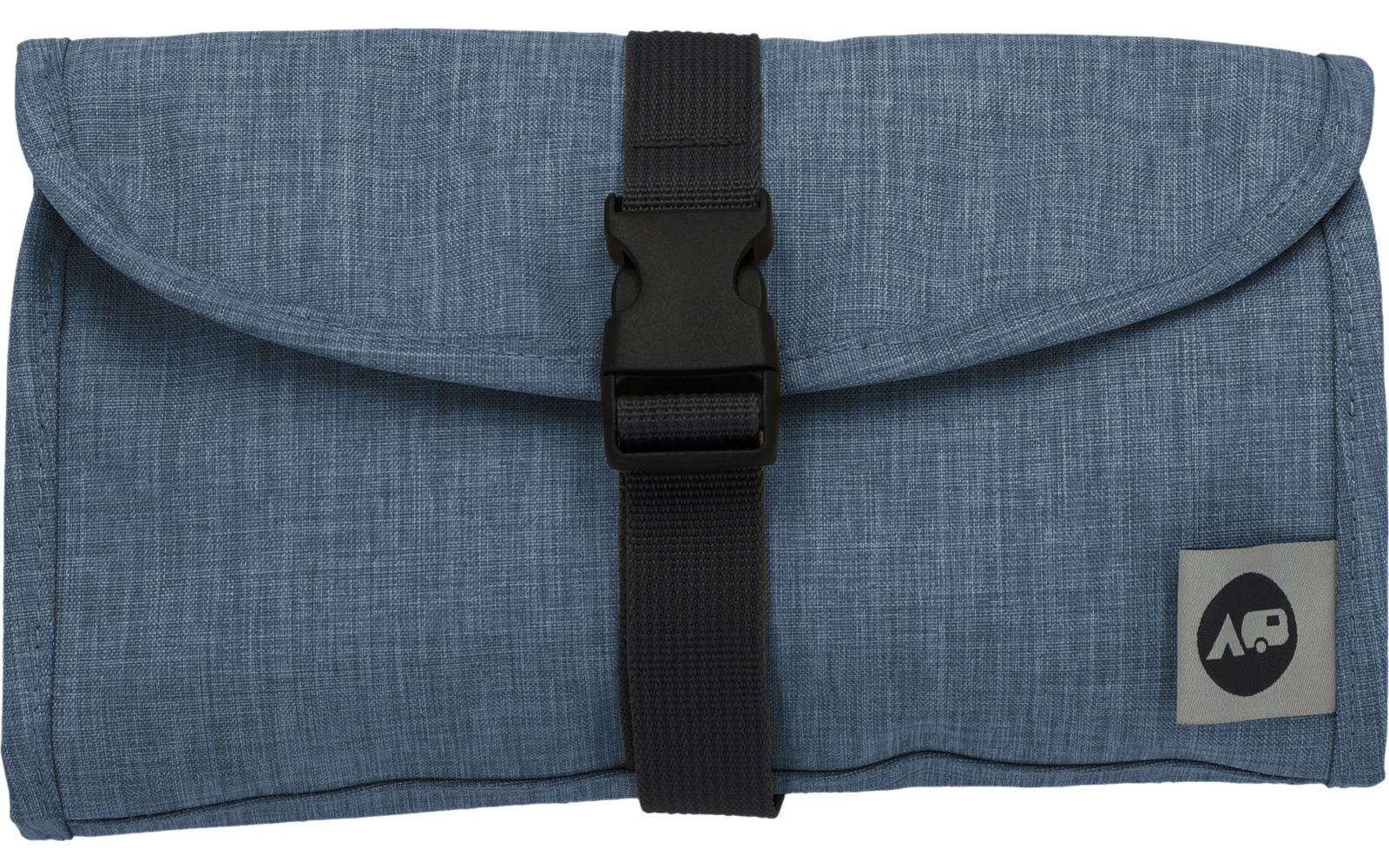 Aufgerolltes blaues Stoffetui mit Klappe, mittig schwarzer Gurt mit Steckverschluss, kleines quadratisches Label mit rundem dunklem Symbol unten rechts