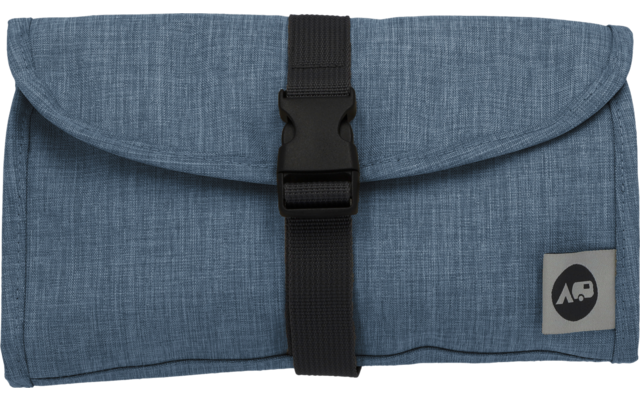 Aufgerolltes blaues Stoffetui mit Klappe, mittig schwarzer Gurt mit Steckverschluss, kleines quadratisches Label mit rundem dunklem Symbol unten rechts