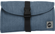 Opgerolde blauwe stoffen etui met klep, centrale zwarte riem met kunststof klikgesp, klein vierkant label met rond donker symbool rechtsonder