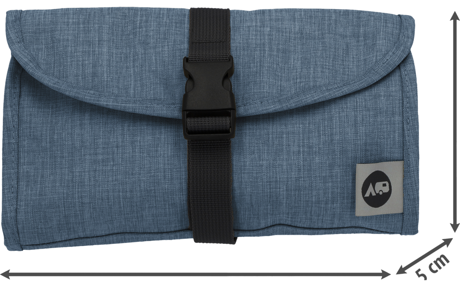 Gefaltete hellblaue rechteckige Stofftasche mit schwarzem Mittelgurt und schwarzem Steckverschluss, unten rechts graues quadratisches Logo-Patch mit Kreis und Buchstaben AO, Maßangaben als Pfeile: 24,5 cm × 16 cm × 5 cm